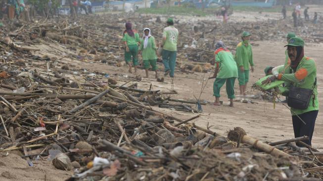 Tumpukan sampah yang berserakan di kawasan Pantai Kuta, Badung, Bali, Rabu (23/1). [ANTARA FOTO/Fikri Yusuf]