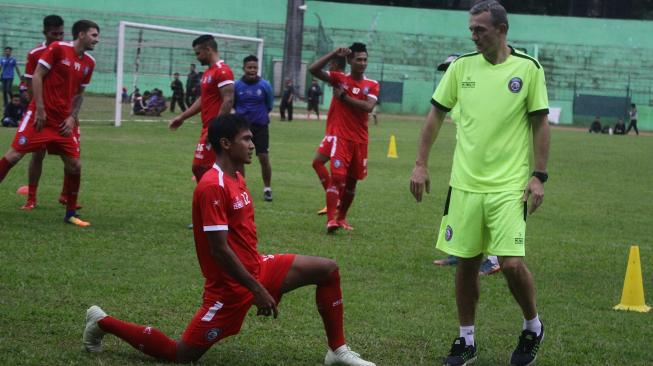 Pelatih Arema FC Milomir Seslija (kanan) memberi instruksi pada anak asuhnya saat memimpin latihan perdana di Stadion Gajayana, Malang, Jawa Timur, Kamis (10/1/2019). ANTARA FOTO/Ari Bowo Sucipto