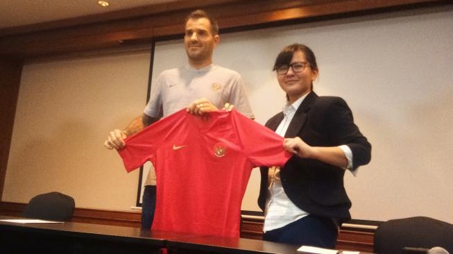 Pelatih Timnas Indonesia Simon McMenemy dan Sekjen PSSI Ratu Tisha Destria saat jumpa pers di Hotel Sultan, Jakarta. (Suara.com/Adie Prasetyo) 