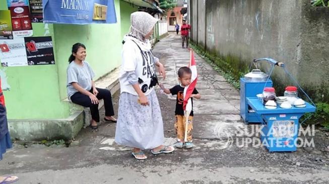 Sering Nonton Iklan Politik, Bocah 3 Tahun Ini Tergila-gila dengan Bendera