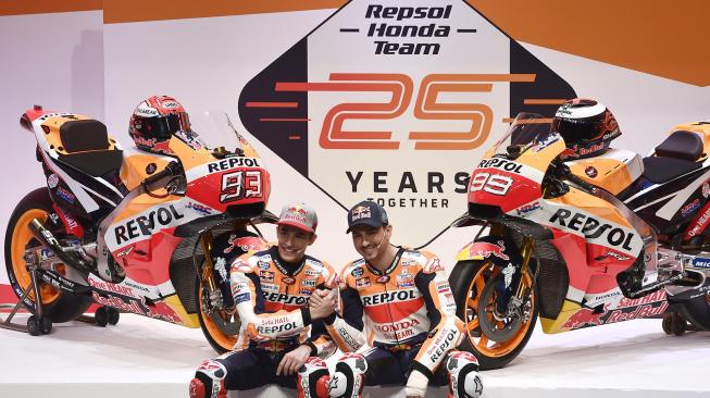 Marc Marquez bersama Jorge Lorenzo dalam peluncuran motor Repsol Honda di Madrid, Spanyol, Rabu (23/1). [PIERRE-PHILIPPE MARCOU / AFP]