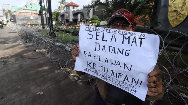 Suasana di depan Mako Brimob, Depok, Jawa Barat, Kamis (24/1). [Suara.com/Muhaimin A Untung]