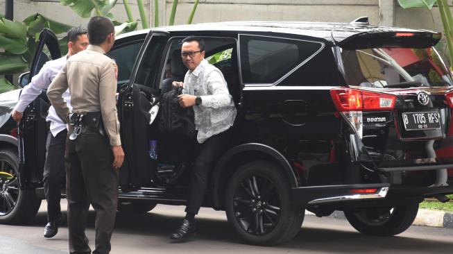 Menpora Imam Nahrawi tiba untuk menjalani pemeriksaan di Gedung KPK, Jakarta, Kamis (24/1). [ANTARA FOTO/Indrianto Eko Suwarso]