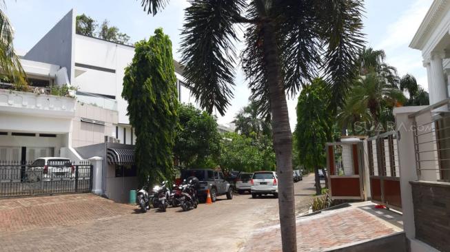 Situasi Terkini Rumah Ahok, Ada Mobil Mewah Terparkir