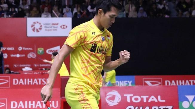 Pebulutangkis tunggal putra Indonesia, Jonatan Christie, melaju ke perempat final Indonesia Masters 2019 usai mengalahkan juara BWF World Tour Finals 2018, Shi Yuqi (China), di Istora Senayan, Jakarta, Kamis (24/1). [Humas PBSI]