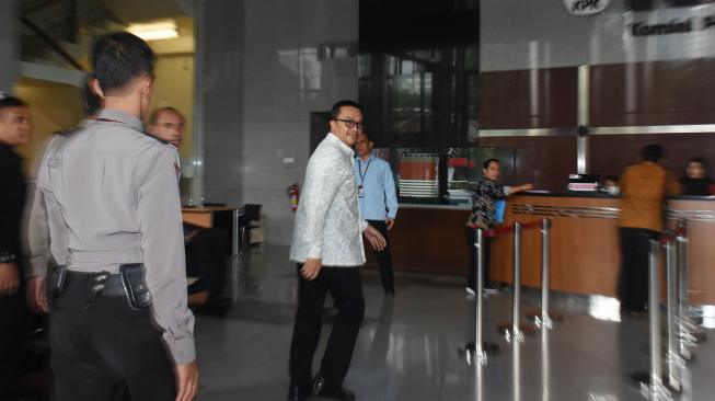 Menpora Imam Nahrawi tiba untuk menjalani pemeriksaan di Gedung KPK, Jakarta, Kamis (24/1). [ANTARA FOTO/Indrianto Eko Suwarso]