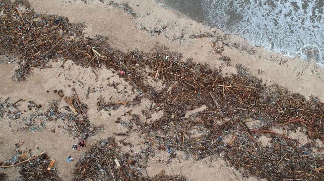 Tumpukan sampah yang berserakan di kawasan Pantai Kuta, Badung, Bali, Rabu (23/1). [ANTARA FOTO/Fikri Yusuf]