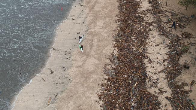 Tumpukan sampah yang berserakan di kawasan Pantai Kuta, Badung, Bali, Rabu (23/1). [ANTARA FOTO/Fikri Yusuf]