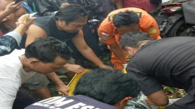 Angin Kencang Satu Orang Meninggal Tertimpa Pohon Di Panjer