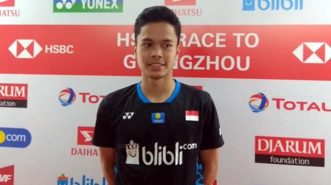 Pebulutangkis tunggal putra, Anthony Sinisuka Ginting, tersingkri di perempat final Indonesia Masters 2019 usai kalah dari Kento Momota (Jepang), 9-21 dan 10-21, di Istora Senayan, Jakarta, Jumat (25/1). [Suara.com/Arief Apriadi]