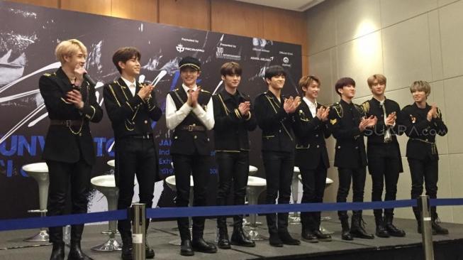 Boyband Stray Kids dalam konfrensi pers konser di Jakarta, Jumat (25/1/2019). (Sumarni/Suara.com)