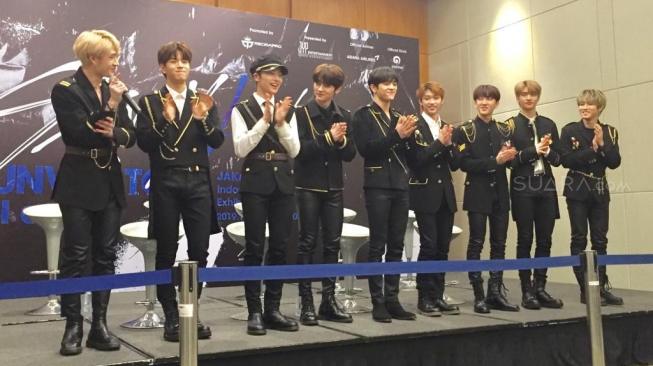 Boyband Stray Kids menggelar konfrensi pers untuk konsernya di Jakarta, Jumat (25/1/2019). (Sumarni/Suara.com)