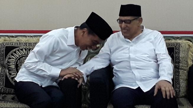 Presiden Joko Widodo (Jokowi) menemui tokoh cendekiawan Islam Quraish Shihab di Pondok Pesantren Bayt Al Quran, Pamulang, Tangerang Selatan, Jumat (25/1). [Suara.com/Ummi Hadyah Saleh]