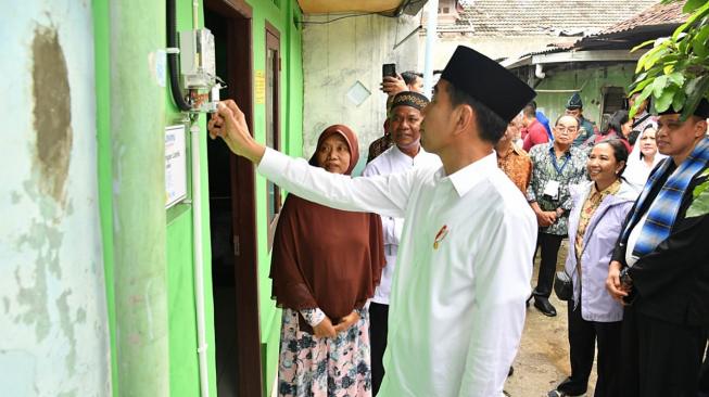 Jokowi Ikut Pemasangan Listrik Gratis ke Rumah Warga Miskin Bekasi