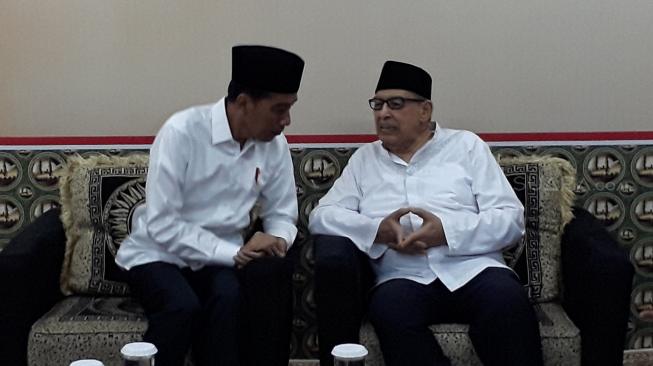 Presiden Joko Widodo (Jokowi) menemui tokoh cendekiawan Islam Quraish Shihab di Pondok Pesantren Bayt Al Quran, Pamulang, Tangerang Selatan, Jumat (25/1). [Suara.com/Ummi Hadyah Saleh]