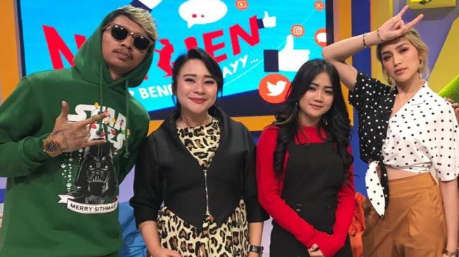 Sinka Sisuka (mengenakan baju merah hitam) di acara Netijen. (Sani Music)