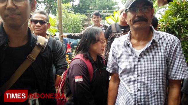 AA Sagung Mas Prihatini (tengah, berjaket dan tas merah), saat mengikuti aksi menolak remisi pembunuh suamianya, di Kantor Kemenkumham Provinsi Bali, Jumat (25/1/2019). [Khadafi/TIMES Indonesia]