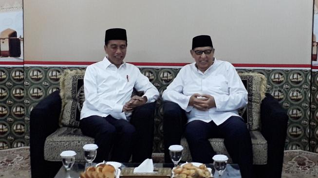 Tokoh cendekiawan Islam Quraish Shihab saat bertemu Presiden Joko Widodo di Pondok Pesantren Bayt Al Quran, Pamulang, Tangerang Selatan [Suara.com/Ummi Hadyah Saleh]