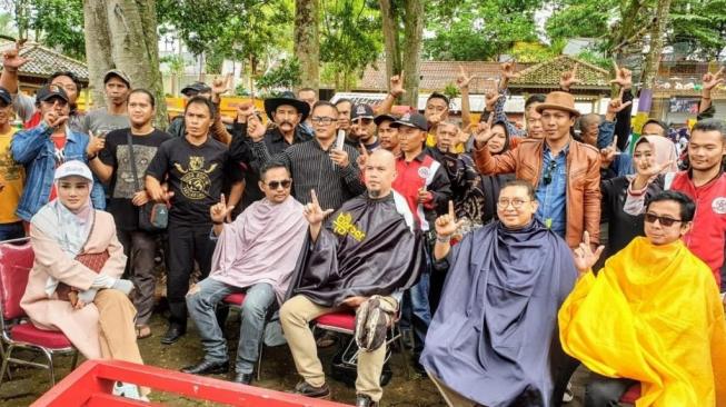 Tiru Jokowi Potong Rambut di Bawah Pohon, Fadli Zon: Sama-sama Pencitraan