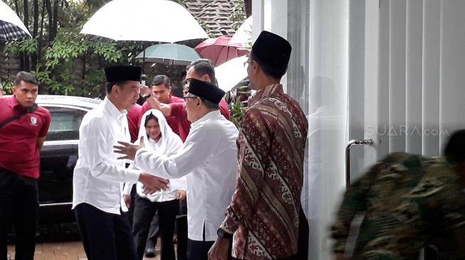 Presiden Joko Widodo (Jokowi) menemui tokoh cendekiawan Islam Quraish Shihab di Pondok Pesantren Bayt Al Quran, Pamulang, Tangerang Selatan, Jumat (25/1). [Suara.com/Ummi Hadyah Saleh]