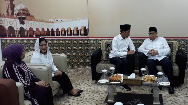 Presiden Joko Widodo (Jokowi) menemui tokoh cendekiawan Islam Quraish Shihab di Pondok Pesantren Bayt Al Quran, Pamulang, Tangerang Selatan, Jumat (25/1). [Suara.com/Ummi Hadyah Saleh]