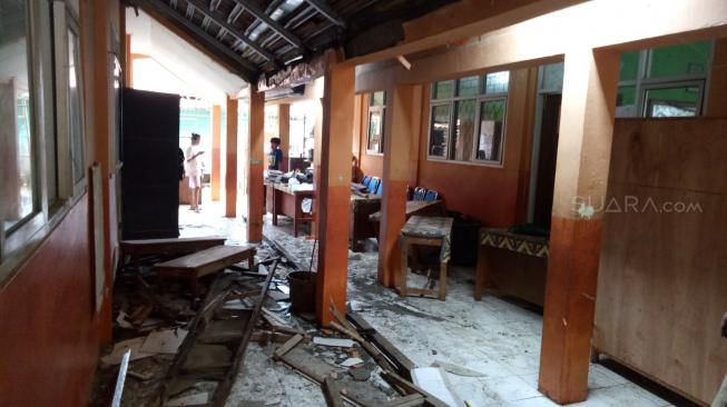 Hujan deras yang mengguyur wilayah Bogor, membuat atap empat ruangan di Sekolah Dasar Negeri (SDN) 05 Neglasari, Kecamatan Dramaga, Kabupaten Bogor, Jawa Barat ambruk. (Suara.com/Rambiga)