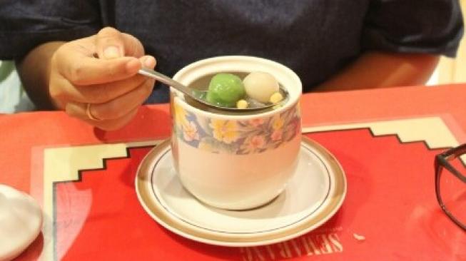 Sejarah Wedang Ronde, minuman khas China yang terkenal di Indonesia. (Suara.com/Adam Iyasa)