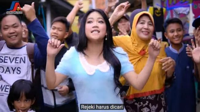 Video klip lagu Menjemput Rezeki dari Sinka Sisuka. (YouTube Sani Music)