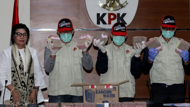 Penyidik menunjukan barang bukti disaksikan oleh Wakil Ketua KPK Basaria Panjaitan (kiri) saat konferensi pers terkait Operasi Tangkap Tangan (OTT) kasus korupsi Bupati Mesuji di Gedung KPK, Jakarta, Kamis (24/1). ANTARA FOTO/Rivan Awal Lingga