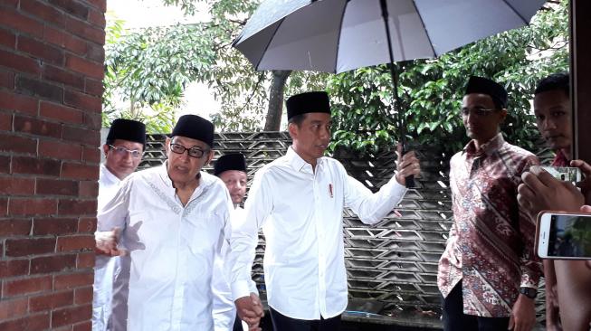 Presiden Joko Widodo (Jokowi) menemui tokoh cendekiawan Islam Quraish Shihab di Pondok Pesantren Bayt Al Quran, Pamulang, Tangerang Selatan, Jumat (25/1). [Suara.com/Ummi Hadyah Saleh]