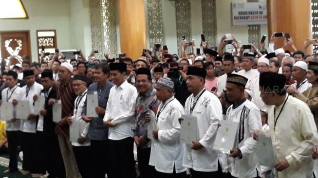 Di Depan Ulama, Jokowi Pamer Berikan Sertifikat Tanah Wakaf untuk Masjid