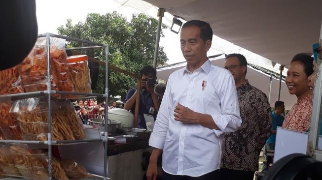 Presiden Republik Indonesia Joko Widodo atau yang akrab disapa Jokowi mengunjungi daerah Kemayoran Jakarta, Sabtu (26/1/2019) [Suara.com/Ummi Hadyah Saleh]