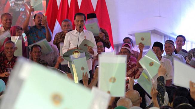 Jokowi Ungkap Alasan Percepat Pemberian Serifikat Tanah Gratis