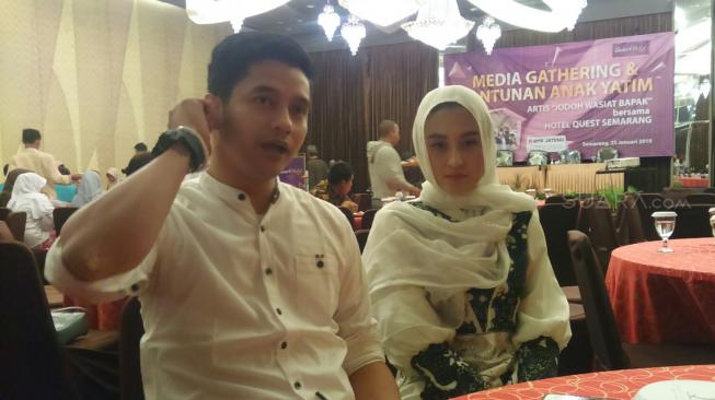 Adly Fairuz dan Angbeen Rishi di Hotel Quest Semarang, Sabtu (26/1/2019). [Adam Iyasa/Suara.com]