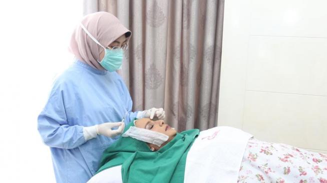 Shahnaz Haque di JT Clinic, Jatinegara, Jakarta Timur pada Jumat (25/1/2019). [Sumarni/Suara.com]