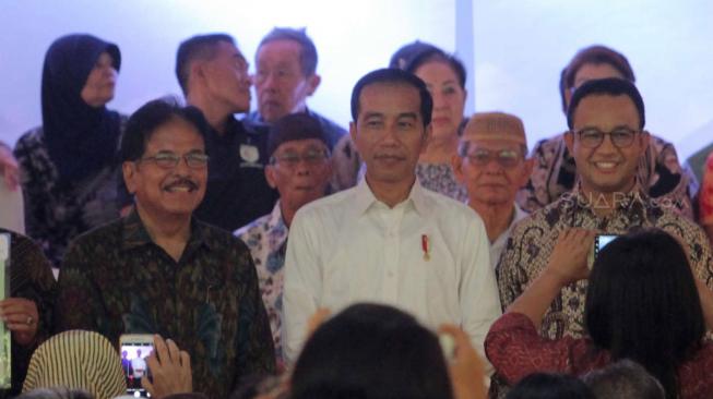 Presiden RI Joko Widodo saat membagikan sertifikat tanah ke warga di Cempaka Putih, Jakarta Pusat, Sabtu (26/1). (Suara.com/Fakhri Hermansyah)