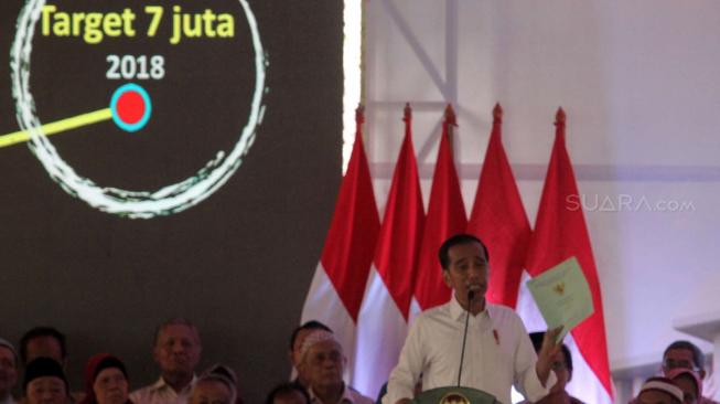 Presiden RI Joko Widodo saat membagikan sertifikat tanah ke warga di Cempaka Putih, Jakarta Pusat, Sabtu (26/1). (Suara.com/Fakhri Hermansyah)