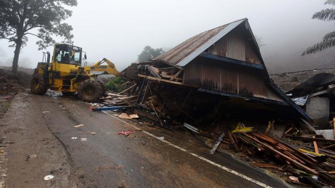 Tim SAR melakukan pencarian korban tanah longsor di Desa Pattilasang, Kecamatan Manuju, Gowa, Sulawesi Selatan, Jumat (25/1). ANTARA FOTO/Yusran Uccang