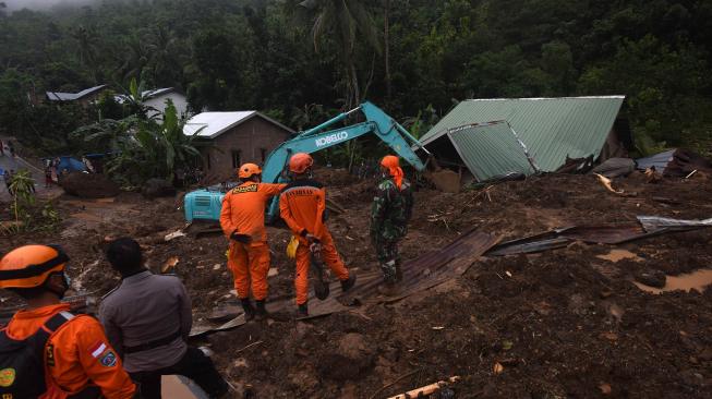 Tim SAR melakukan pencarian korban tanah longsor di Desa Pattilasang, Kecamatan Manuju, Gowa, Sulawesi Selatan, Jumat (25/1). ANTARA FOTO/Yusran Uccang