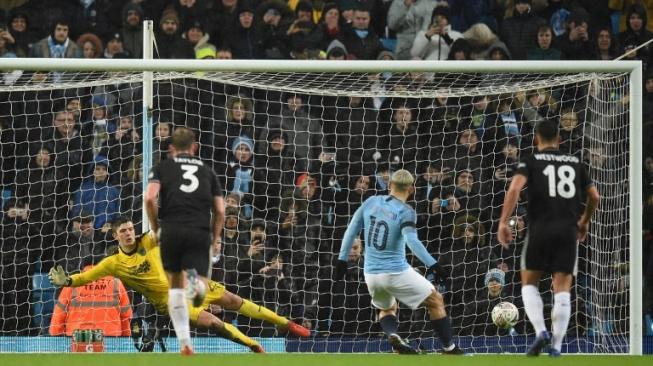 Pemain Manchester City Sergio Aguero mencetak gol ke gawang Burnley lewat titik penalti dalam pertandingan putaran keempat Piala FA yang berlangsung di Etihad Stadium, Sabtu (26/1/2019) [AFP]