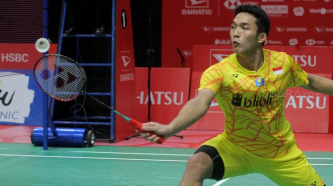 Pebulu tangkis putra Indonesia Jonatan Christie berusaha mengembalikan kok ke pebulutangkis putra Denmark Anders Antonsen saat pertandingan semifinal Daihatsu Indonesia Masters 2019 di Istora Senayan, Jakarta, Sabtu (26/1). (Suara.com/Fakhri Hermansyah)