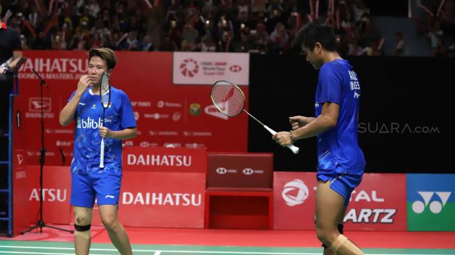 Ganda campuran Indonesia Liliyana Natsir dan Tontowi Ahmad berusaha mengembalikan kok ke ganda campuran Malaysia Chan Peng Soon dan Goh Liu Ying saat pertandingan semifinal Daihatsu Indonesia Masters 2019 di Istora Senayan, Jakarta, Sabtu (26/1). (Suara.com/Fakhri Hermansyah)