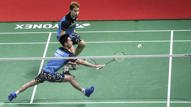 Ganda putra Indonesia Kevin Sanjaya Sukomuljo (bawah) dan Marcus Fernaldi Gideon berusaha mengembalikan kok ke ganda putra Denmark Kim Astrup dan Anders Skaarup Rasmussen saat pertandingan semifinal Daihatsu Indonesia Masters 2019 di Istora Senayan, Jakarta, Sabtu (26/1). ANTARA FOTO/Hafidz Mubarak A