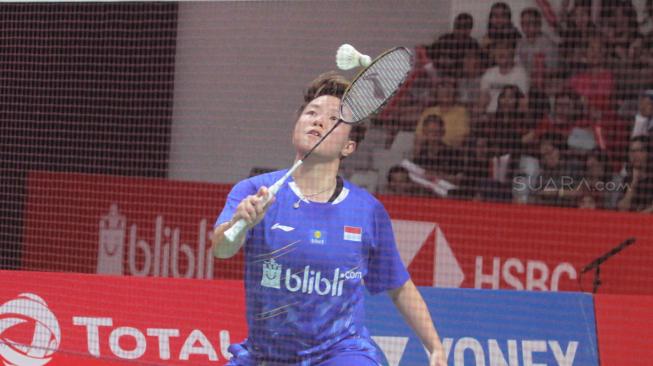 Ganda campuran Indonesia Liliyana Natsir dan Tontowi Ahmad berusaha mengembalikan kok ke ganda campuran Malaysia Chan Peng Soon dan Goh Liu Ying saat pertandingan semifinal Daihatsu Indonesia Masters 2019 di Istora Senayan, Jakarta, Sabtu (26/1). (Suara.com/Fakhri Hermansyah)