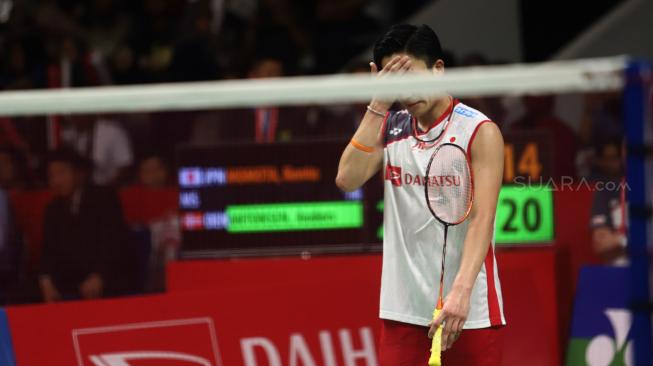 Pebulu tangkis Jepang Kento Momota meluapkan kesedihannya usai dikalahkan oleh pebulu tangkis Denmark Anders Antonsen dalam final tunggal putra Daihatsu Indonesia Masters 2019 di Istora Senayan, Jakarta, Minggu (27/1). [Suara.com/Muhaimin A Untung]