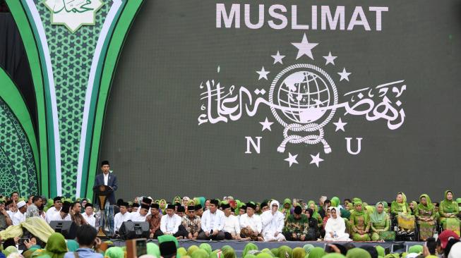 Presiden Joko Widodo memberikan sambutan pada Harlah ke-73 Muslimat Nahdlatul Ulama (NU), doa bersama untuk keselamatan bangsa dan maulidrrasul di Stadion Utama Gelora Bung Karno, Jakarta, Minggu (27/1). ANTARA FOTO/Wahyu Putro A