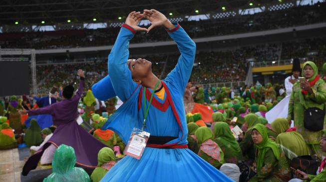 Penari menampilkan Tarian Sufi diantara Muslimat Nahdlatul Ulama (NU) yang menghadiri Harlah ke-73 Muslimat NU di Stadion Utama Gelora Bung Karno, Jakarta, Minggu (27/1). ANTARA FOTO/Wahyu Putro A