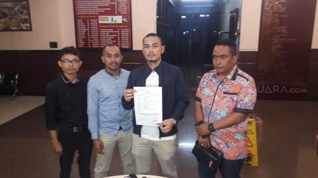 Lucky Hakim dipolisikan kuasa hukum Dini Novianti ke Polres Jakarta Selatan, Minggu (27/1/2019) 