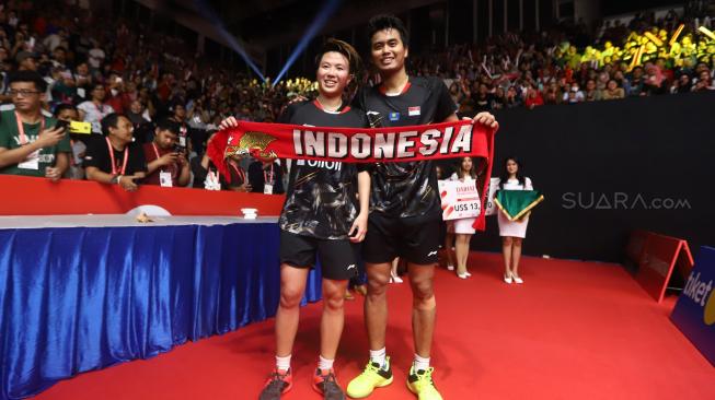 Pebulu tangkis ganda campuran Indonesia Liliyana Natsir dan Tontowi Ahmad saat pertandingan final Daihatsu Indonesia Masters 2019 di Istora Senayan, Jakarta, Minggu (27/1). [Suara.com/Muhaimin A Untung]