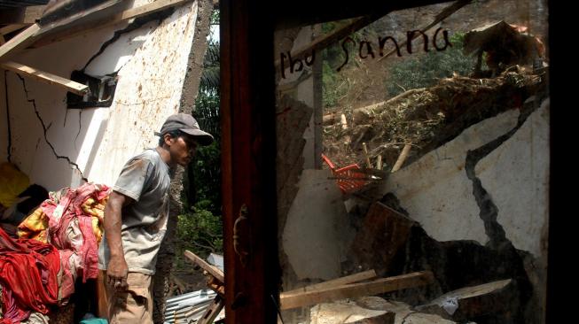 Warga mencari sisa barang yang masih bisa digunakan pasca bencana tanah longsor di Desa Pattalikang, Kecamatan Manuju, Kabupaten Gowa, Sulawesi Selatan, Sabtu (26/1). ANTARA FOTO/Abriawan Abhe